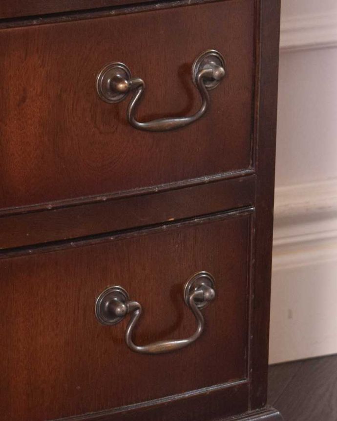 アンティークのチェスト　アンティーク家具　マホガニー材を使ったおしゃれなアンティークベッドサイドチェスト（４段）。ハンドル形のオシャレな取っ手です。(q-985-f)