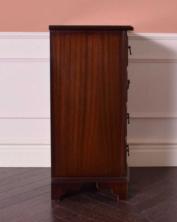 アンティークのチェスト　アンティーク家具　マホガニー材を使ったおしゃれなアンティークベッドサイドチェスト（４段）。サイドから見ても絵になります。(q-985-f)