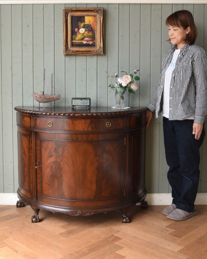アンティークのキャビネット アンティーク家具 ハーフムーンのシルエットが美しいサイドボード(英国輸入のアンティーク家具)。珍しいハーフムーンのキャビネット。(q-986-f)