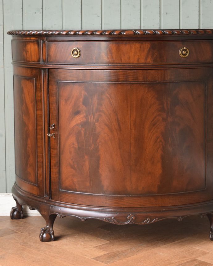 アンティークのキャビネット アンティーク家具 ハーフムーンのシルエットが美しいサイドボード(英国輸入のアンティーク家具)。高級感のある落ち着いた色合いも魅力です。(q-986-f)