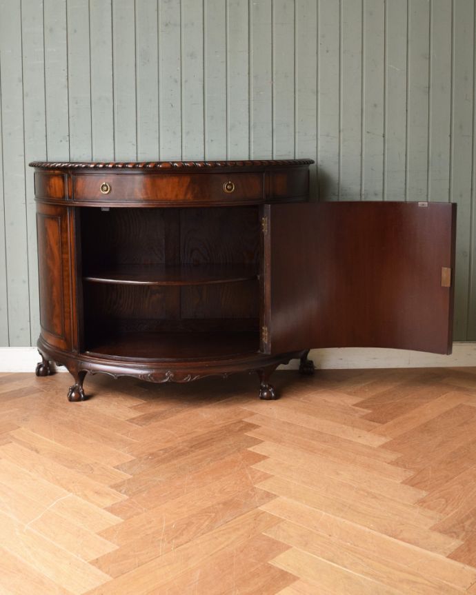 アンティークのキャビネット アンティーク家具 ハーフムーンのシルエットが美しいサイドボード(英国輸入のアンティーク家具)。扉を開くと、棚板も付いているのでDVDや本、漫画などをきちんと片付けられます。(q-986-f)