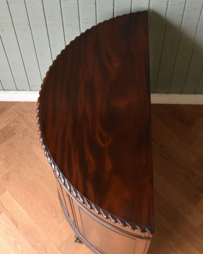 アンティークのキャビネット アンティーク家具 ハーフムーンのシルエットが美しいサイドボード(英国輸入のアンティーク家具)。広々した天板もキレイに塗装を仕上げました。(q-986-f)