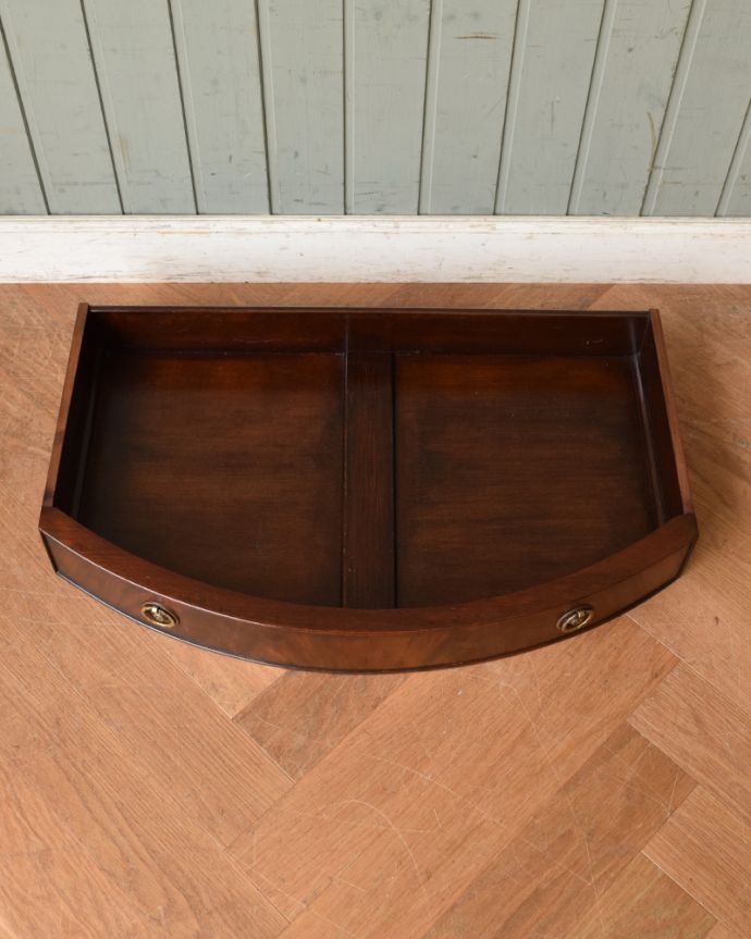 アンティークのキャビネット アンティーク家具 ハーフムーンのシルエットが美しいサイドボード(英国輸入のアンティーク家具)。引き出しがあるので細かいものもしまえます。(q-986-f)