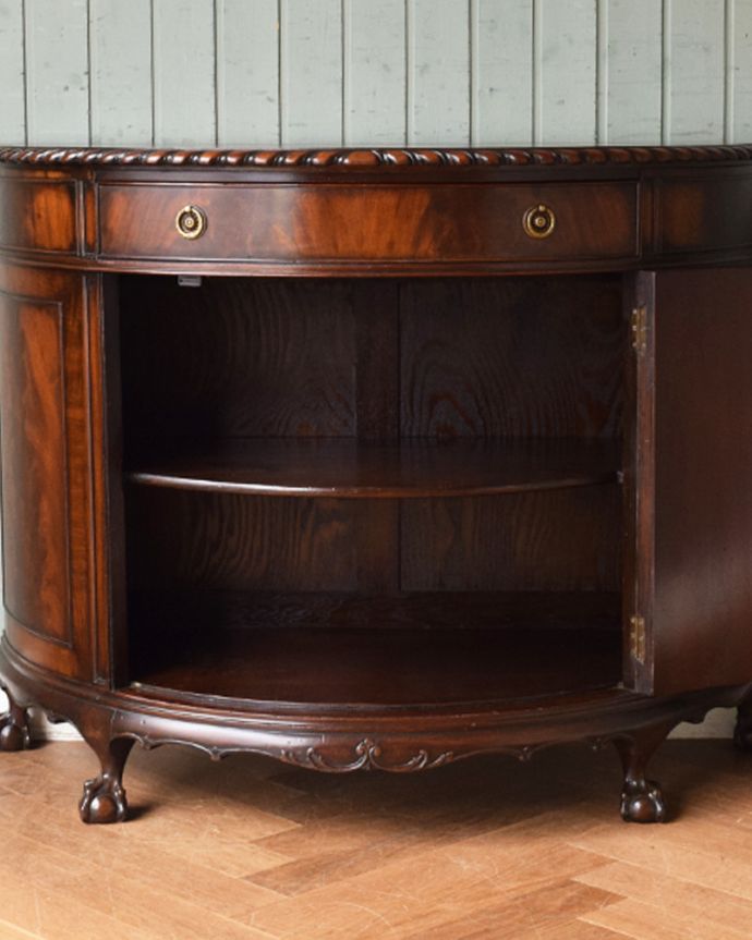 アンティークのキャビネット アンティーク家具 ハーフムーンのシルエットが美しいサイドボード(英国輸入のアンティーク家具)。扉内の背面は、同じ木製で仕上がっています。(q-986-f)