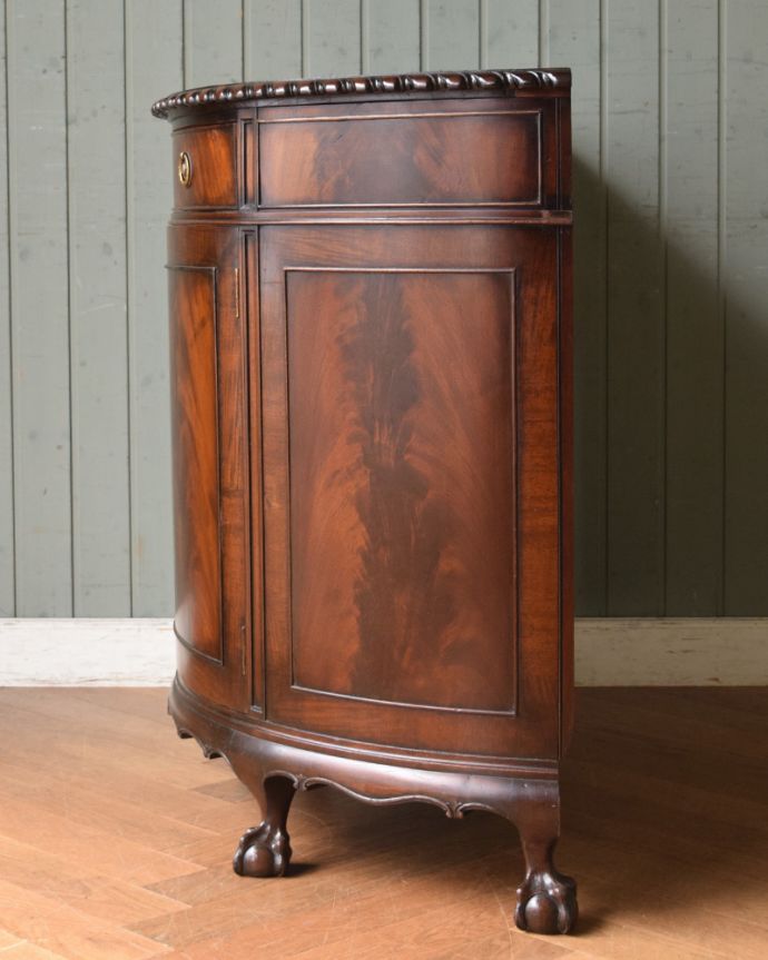 アンティークのキャビネット アンティーク家具 ハーフムーンのシルエットが美しいサイドボード(英国輸入のアンティーク家具)。サイドから見てもキレイな状態です。(q-986-f)