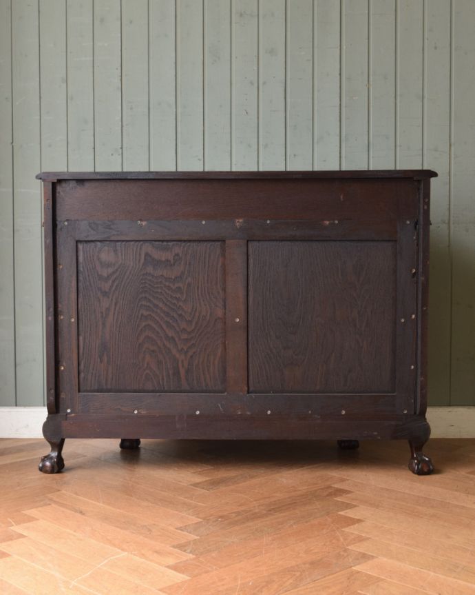 アンティークのキャビネット アンティーク家具 ハーフムーンのシルエットが美しいサイドボード(英国輸入のアンティーク家具)。アンティークは新品ではないので、もちろん経年変化によるキズはありますが、専門の職人が目立たないようキレイにお直しをしているので、後姿までキレイです。(q-986-f)