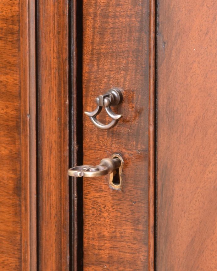 アンティークのキャビネット アンティーク家具 ハーフムーンのシルエットが美しいサイドボード(英国輸入のアンティーク家具)。小さな可愛い取っ手です。(q-986-f)