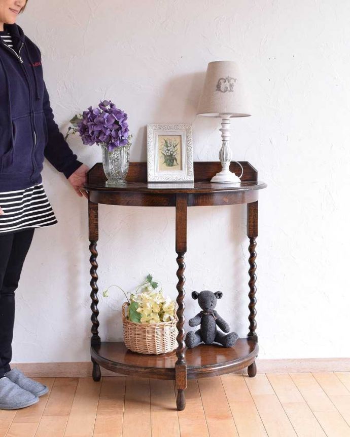 アンティークのテーブル　アンティーク家具　半円形のイギリスアンティーク家具、ツイスト脚のコンソールテーブル。そっと壁に付けて置くだけで、オシャレな雰囲気に。(q-987-f)