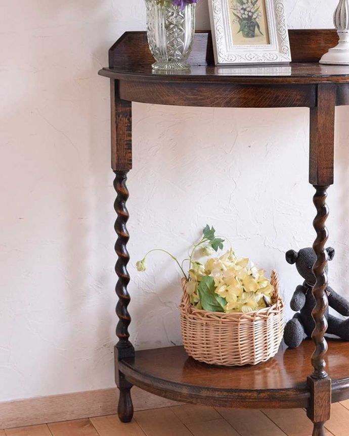 アンティークのテーブル　アンティーク家具　半円形のイギリスアンティーク家具、ツイスト脚のコンソールテーブル。大人っぽいカラーで落ち着きがあります。(q-987-f)