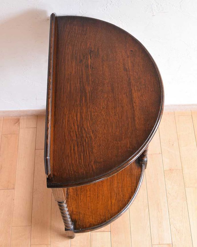 アンティークのテーブル　アンティーク家具　半円形のイギリスアンティーク家具、ツイスト脚のコンソールテーブル。天板もキレイに仕上げました。(q-987-f)