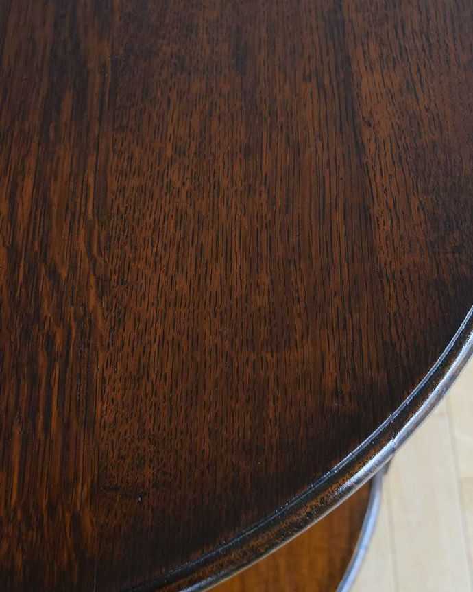 アンティークのテーブル　アンティーク家具　半円形のイギリスアンティーク家具、ツイスト脚のコンソールテーブル。壁に付けると、角が立たないので、小さなお子さまがいるお家でも安心してお使い頂けます。(q-987-f)