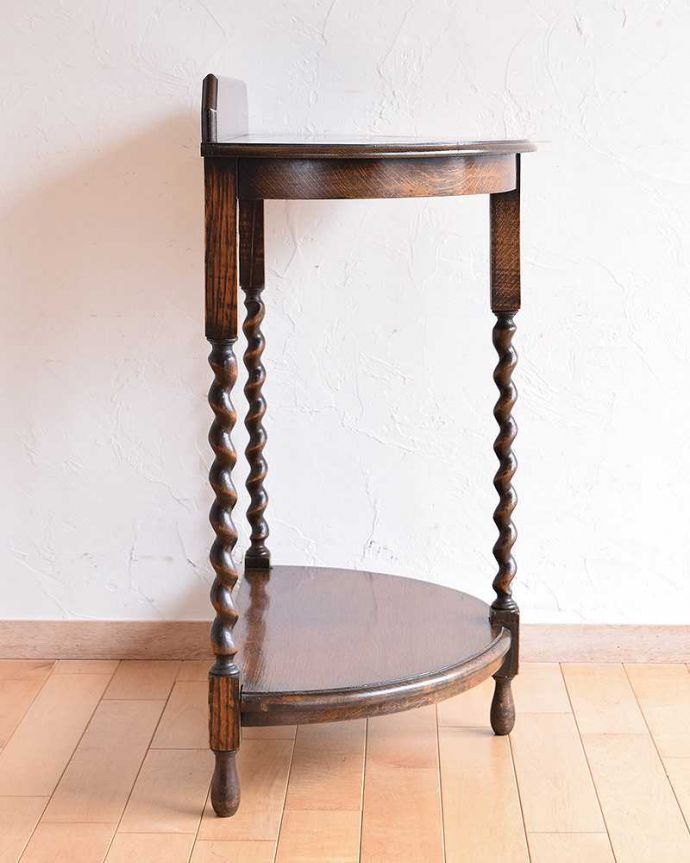 アンティークのテーブル　アンティーク家具　半円形のイギリスアンティーク家具、ツイスト脚のコンソールテーブル。サイドはこんなにスッキリ！場所を取らないので使いやすいです。(q-987-f)