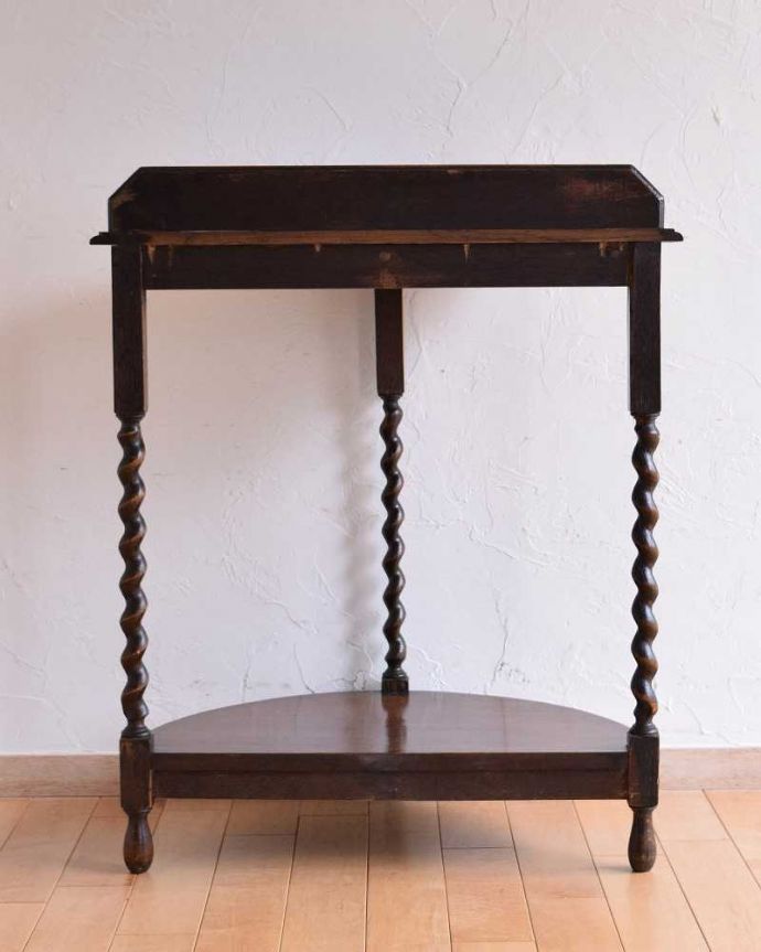 アンティークのテーブル　アンティーク家具　半円形のイギリスアンティーク家具、ツイスト脚のコンソールテーブル。アンティークは新品ではないので、もちろん経年変化によるキズはありますが、専門の職人が目立たないようキレイにお直しをしているので、後姿までキレイです。(q-987-f)