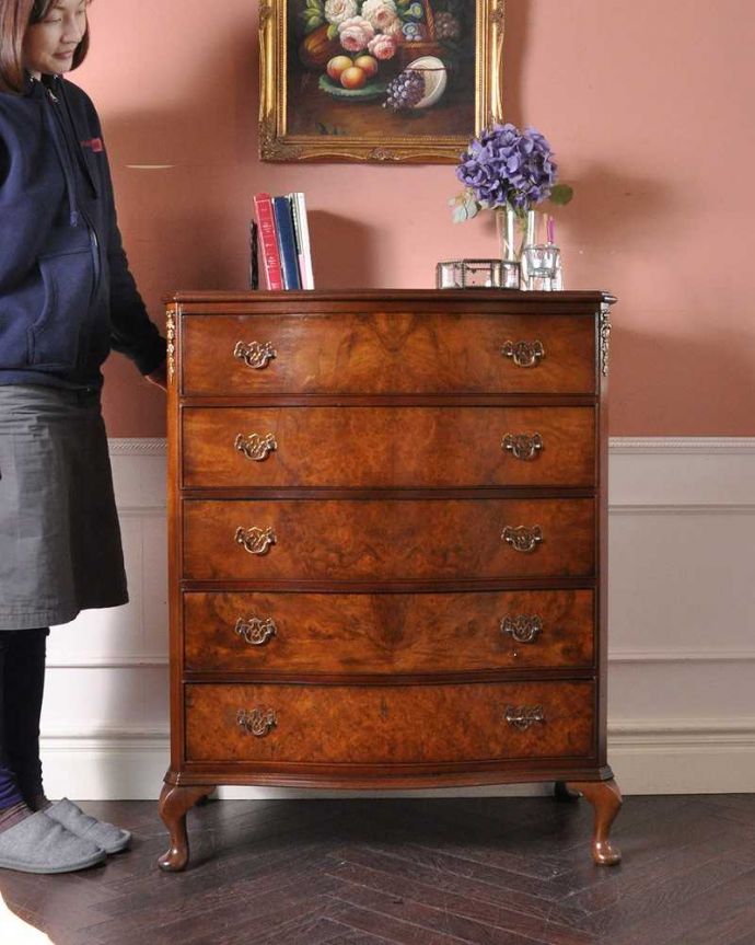 アンティークのチェスト アンティーク家具 英国のアンティーク収納家具、ウォルナット材のチェストオブドロワーズ(5段引き出し)。高級感があって女性らしい優しいシルエット。(q-988-f)