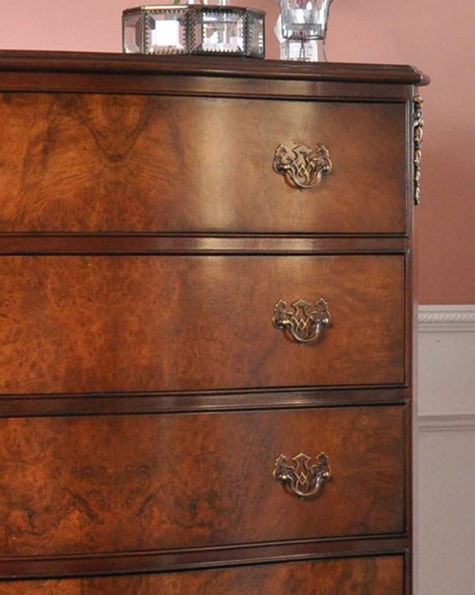 アンティークのチェスト アンティーク家具 英国のアンティーク収納家具、ウォルナット材のチェストオブドロワーズ(5段引き出し)。品のある色合いと木目です。(q-988-f)