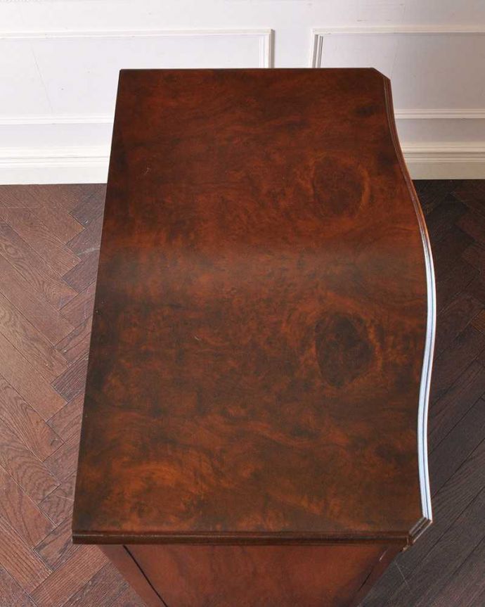 アンティークのチェスト アンティーク家具 英国のアンティーク収納家具、ウォルナット材のチェストオブドロワーズ(5段引き出し)。天板も木目がキレイです。(q-988-f)