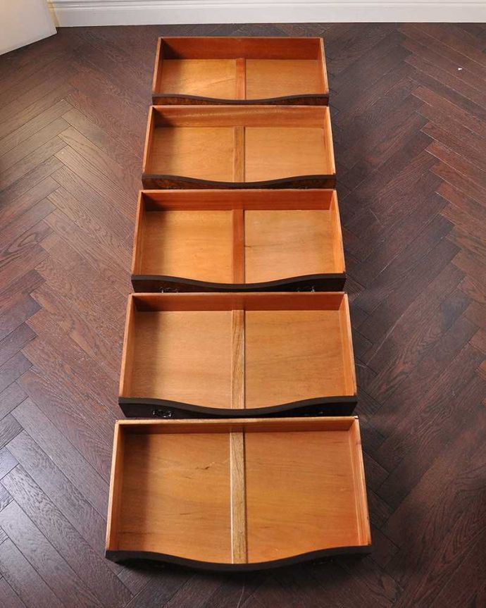 アンティークのチェスト アンティーク家具 英国のアンティーク収納家具、ウォルナット材のチェストオブドロワーズ(5段引き出し)。引き出しは手前が1段目です。(q-988-f)