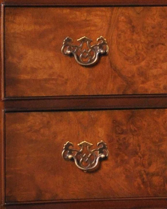 アンティークのチェスト アンティーク家具 英国のアンティーク収納家具、ウォルナット材のチェストオブドロワーズ(5段引き出し)。凝っていて高級感があるオシャレな取っ手です。(q-988-f)