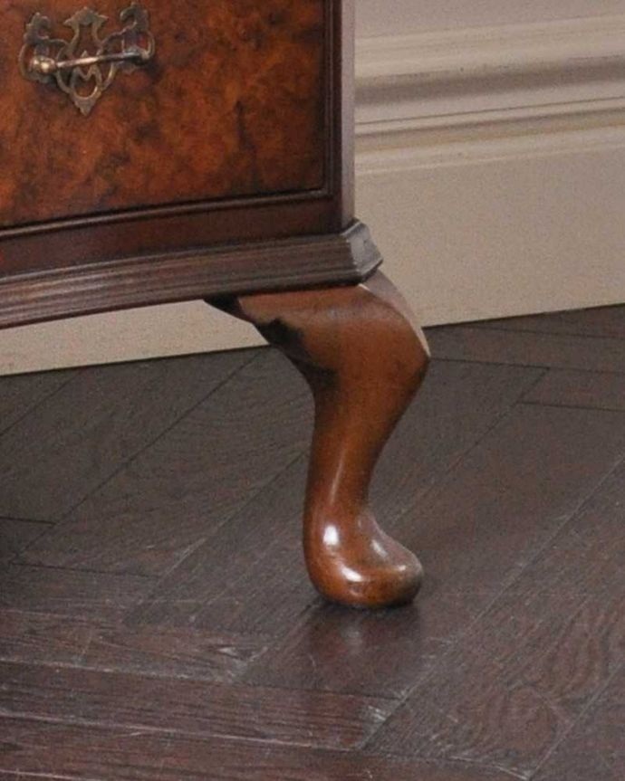 アンティークのチェスト アンティーク家具 英国のアンティーク収納家具、ウォルナット材のチェストオブドロワーズ(5段引き出し)。上品なラインの脚がしっかりとキャビネットを支えます。(q-988-f)