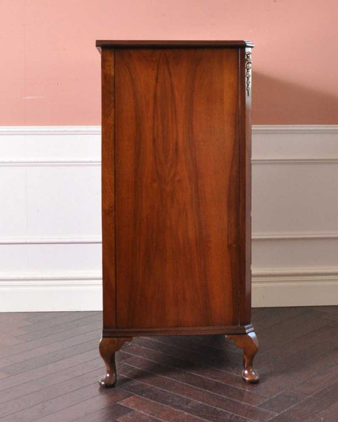 アンティークのチェスト アンティーク家具 英国のアンティーク収納家具、ウォルナット材のチェストオブドロワーズ(5段引き出し)。サイドから見ても絵になります。(q-988-f)