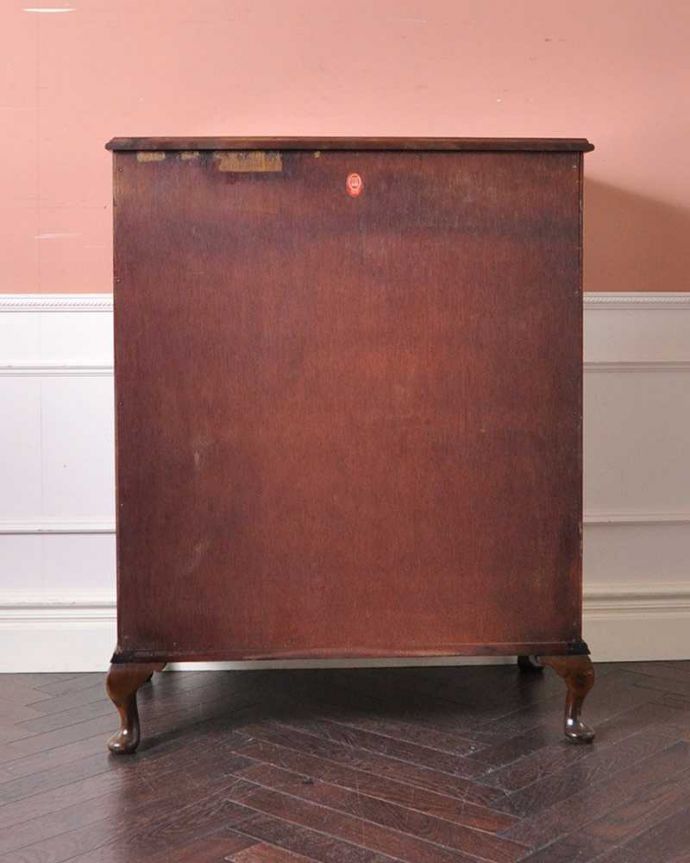 アンティークのチェスト アンティーク家具 英国のアンティーク収納家具、ウォルナット材のチェストオブドロワーズ(5段引き出し)。アンティークは新品ではないので、もちろん経年変化によるキズはありますが、専門の職人が目立たないようキレイにお直しをしているので、後姿までキレイです。(q-988-f)