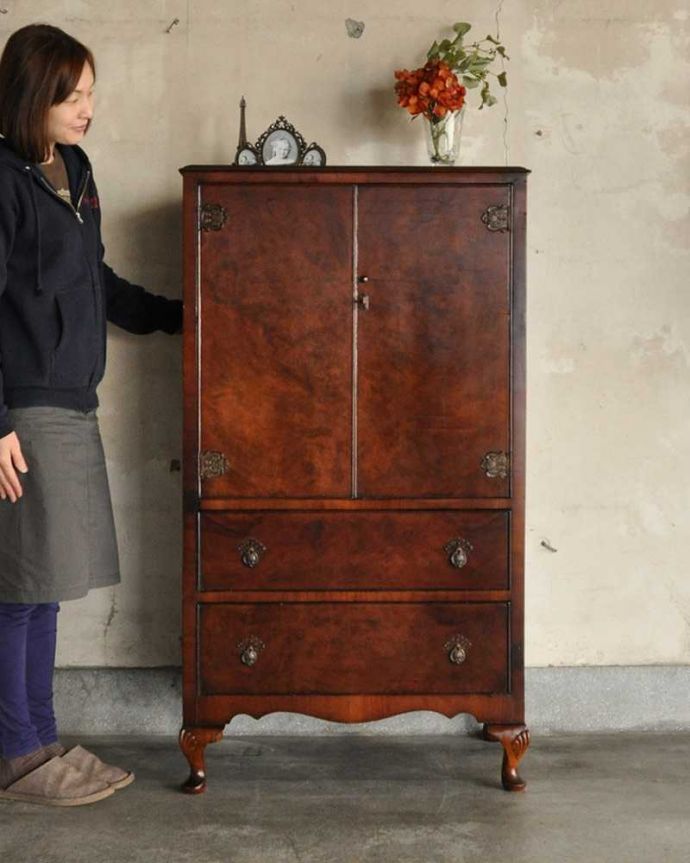 アンティークのチェスト　アンティーク家具　かっこいい木目の英国家具、ウォルナット材のカップボードチェスト 。中が見えないので、生活感が出てしまう細々した物をたっぷり収納するのにピッタリです！（モデルの身長は165cmです）。(q-992-f)