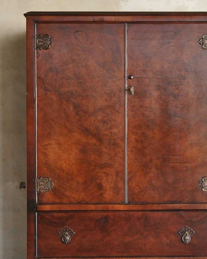 アンティークのチェスト　アンティーク家具　かっこいい木目の英国家具、ウォルナット材のカップボードチェスト 。落ち着きがあって高級な印象を与えてくれます。(q-992-f)