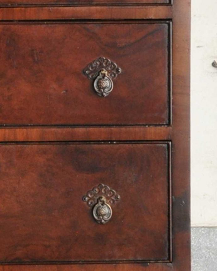 アンティークのチェスト　アンティーク家具　かっこいい木目の英国家具、ウォルナット材のカップボードチェスト 。引き出しの取っ手も、形、装飾共に言うことなしの美しいデザイン。(q-992-f)