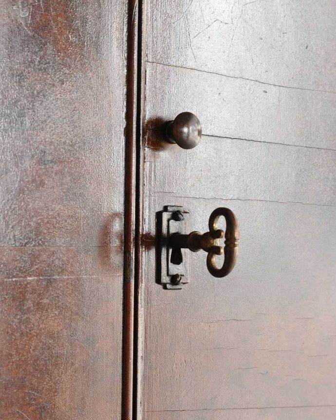 アンティークのチェスト　アンティーク家具　かっこいい木目の英国家具、ウォルナット材のカップボードチェスト 。扉には、小さな取っ手がちょこんと付いています。(q-992-f)