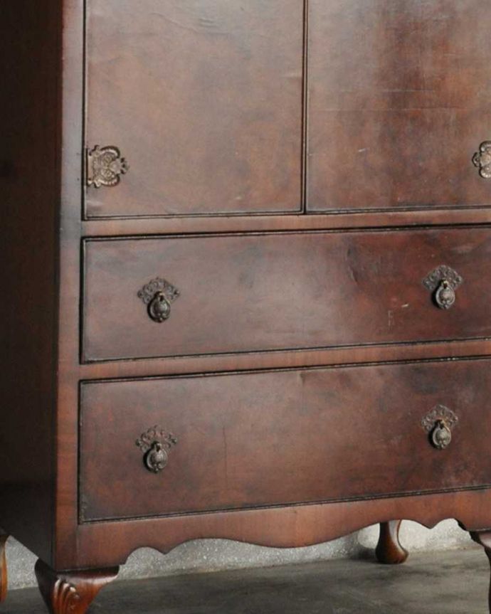 アンティークのチェスト　アンティーク家具　かっこいい木目の英国家具、ウォルナット材のカップボードチェスト 。高級感のある木目です。(q-992-f)