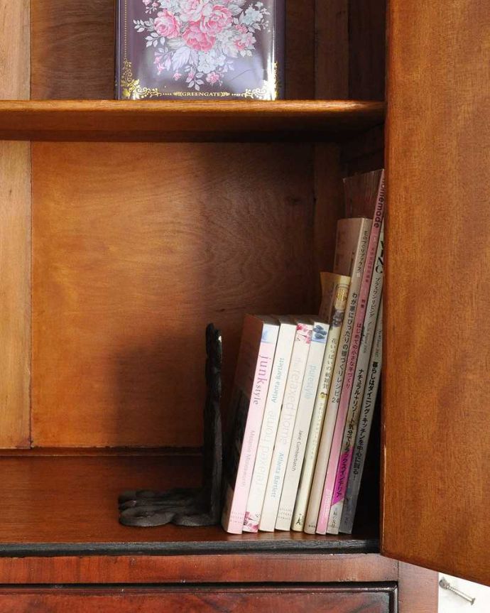 アンティークのチェスト　アンティーク家具　かっこいい木目の英国家具、ウォルナット材のカップボードチェスト 。雑誌やA4サイズのファイルも収納できます。(q-992-f)