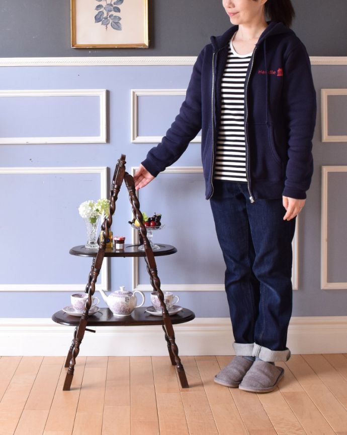 プランツスタンド・ケーキスタンド　アンティーク家具　ティータイムに大活躍、英国輸入のツイストラインが美しいアンティークケーキスタンド。ティータイムでの必需品、木製のケーキスタンドです。(q-993-f)