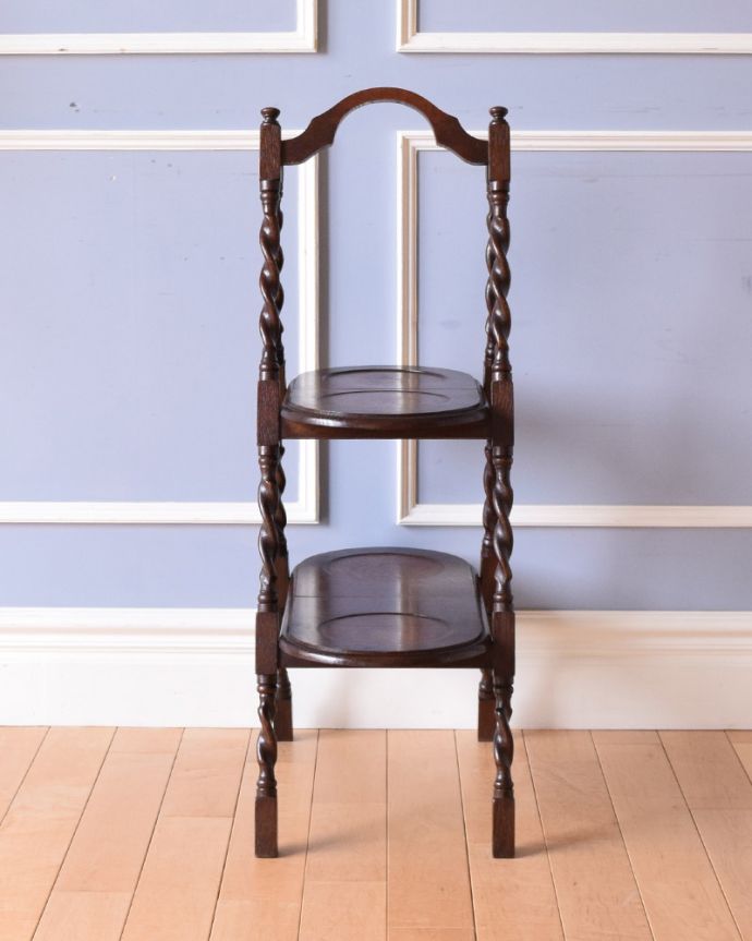 プランツスタンド・ケーキスタンド　アンティーク家具　ティータイムに大活躍、英国輸入のツイストラインが美しいアンティークケーキスタンド。植物を乗せたり、アクセサリー置き場として使ったり、いろんな使い方が出来ます。(q-993-f)