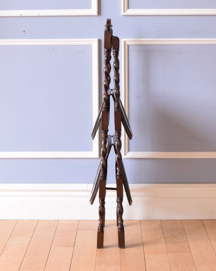 プランツスタンド・ケーキスタンド　アンティーク家具　ティータイムに大活躍、英国輸入のツイストラインが美しいアンティークケーキスタンド。折りたたむことができるので収納場所も取らず便利です。(q-993-f)