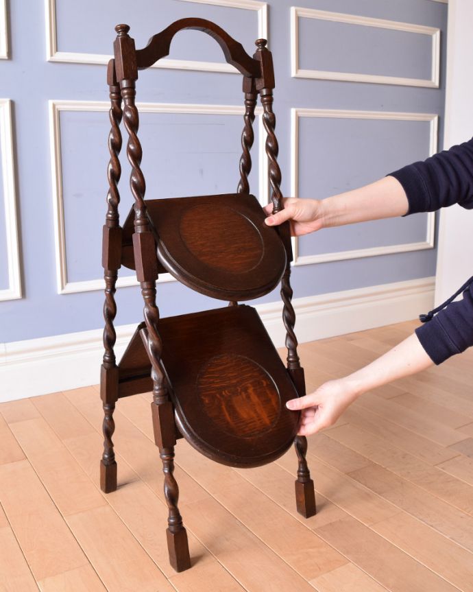 プランツスタンド・ケーキスタンド　アンティーク家具　ティータイムに大活躍、英国輸入のツイストラインが美しいアンティークケーキスタンド。お皿の角度を変えて折りたたむことができます。(q-993-f)