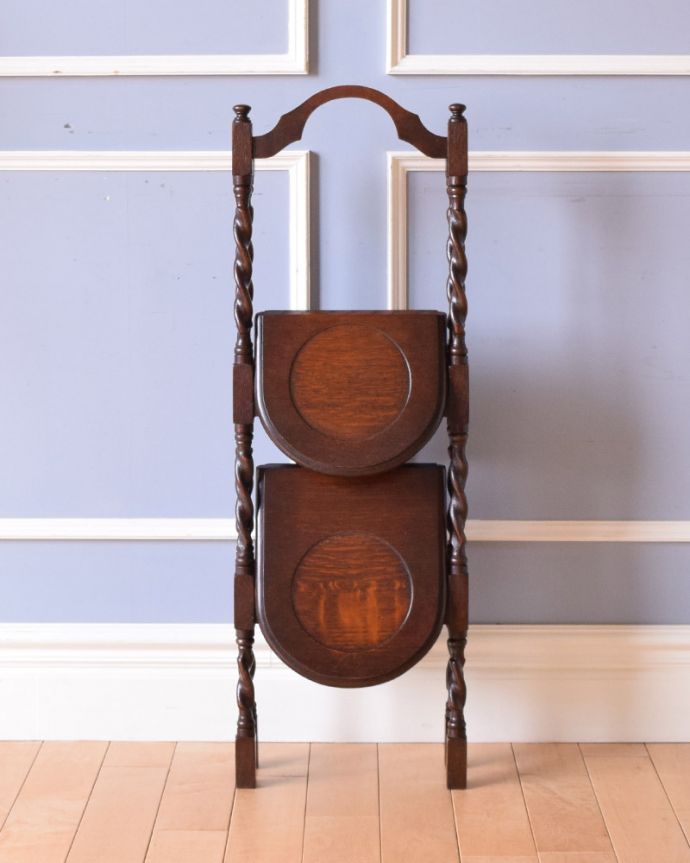 プランツスタンド・ケーキスタンド　アンティーク家具　ティータイムに大活躍、英国輸入のツイストラインが美しいアンティークケーキスタンド。折りたたむとこんな感じになります。(q-993-f)