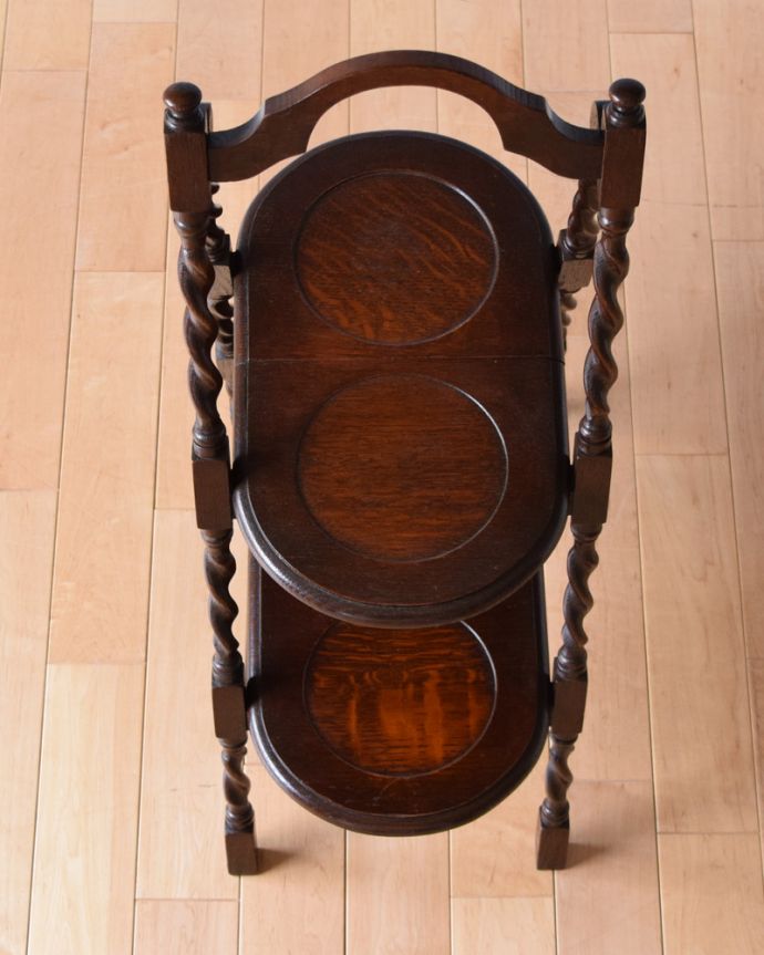 プランツスタンド・ケーキスタンド　アンティーク家具　ティータイムに大活躍、英国輸入のツイストラインが美しいアンティークケーキスタンド。アンティークは新品ではないので、経年変化によるキズはありますが、専門の職人によって目立たないようにキレイにお直しをしています。(q-993-f)