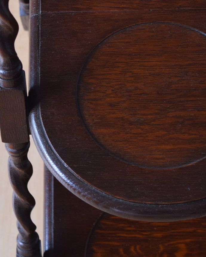 プランツスタンド・ケーキスタンド　アンティーク家具　ティータイムに大活躍、英国輸入のツイストラインが美しいアンティークケーキスタンド。木目が美しいケーキスタンドです。(q-993-f)