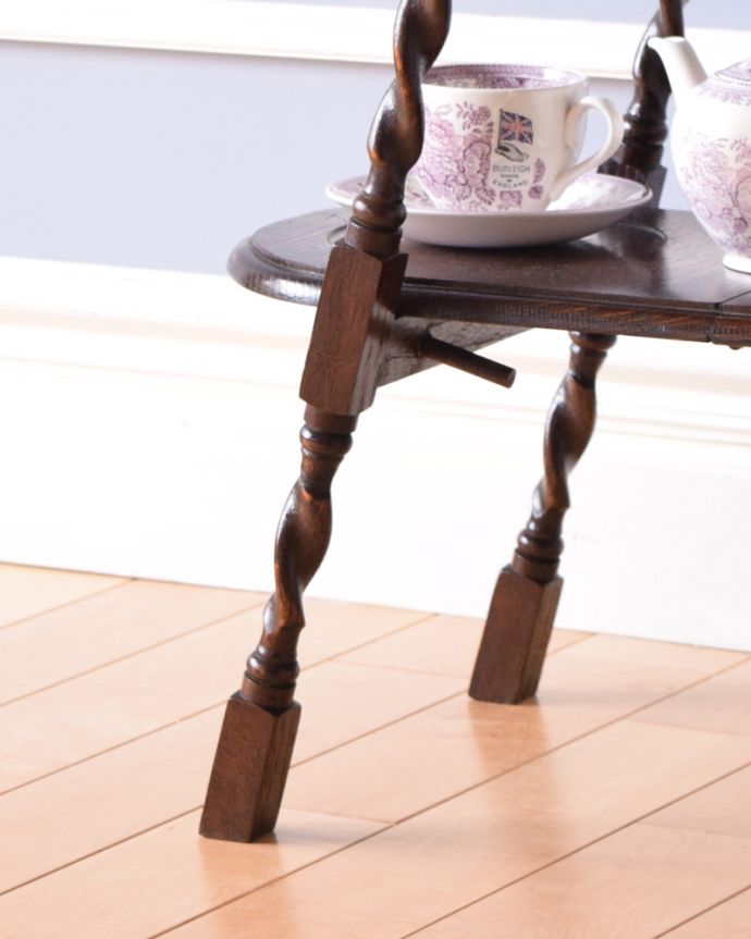 プランツスタンド・ケーキスタンド　アンティーク家具　ティータイムに大活躍、英国輸入のツイストラインが美しいアンティークケーキスタンド。しっかりと4本の脚で支えます。(q-993-f)