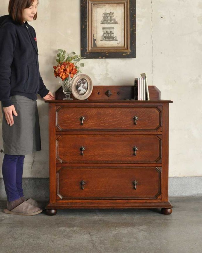 アンティークのチェスト　アンティーク家具　英国スタイルのインテリアに、アンティークオーク材の３段チェスト。とても品のある木目です。(q-995-f)