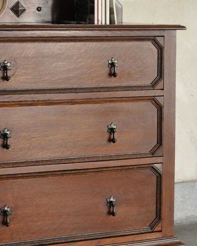 アンティークのチェスト　アンティーク家具　英国スタイルのインテリアに、アンティークオーク材の３段チェスト。落ち着きがあって高級な印象を与えてくれます。(q-995-f)