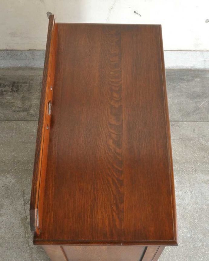 アンティークのチェスト　アンティーク家具　英国スタイルのインテリアに、アンティークオーク材の３段チェスト。天板も木目がとってもキレイです。(q-995-f)