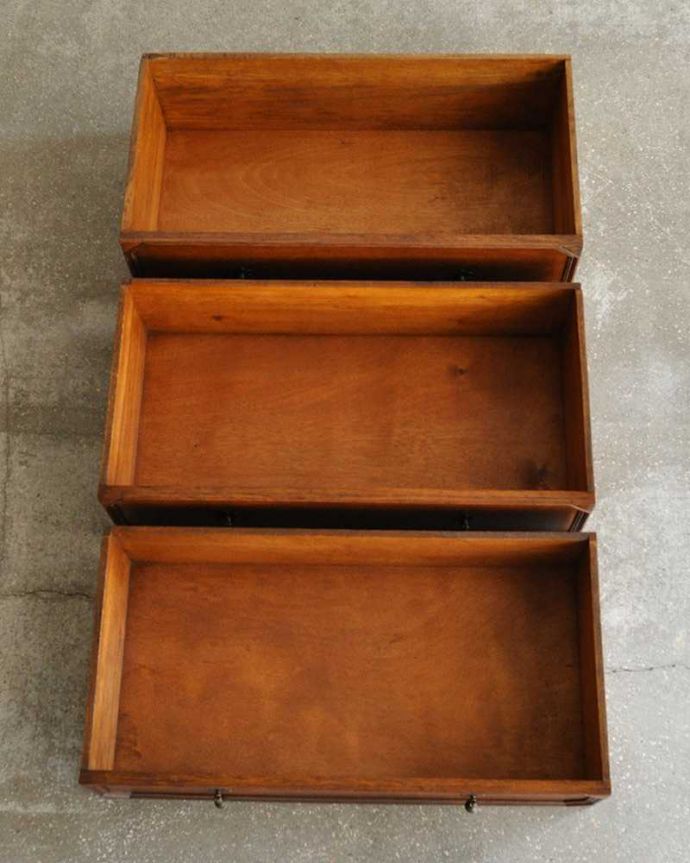 アンティークのチェスト　アンティーク家具　英国スタイルのインテリアに、アンティークオーク材の３段チェスト。引き出しは手前が1段目です。(q-995-f)