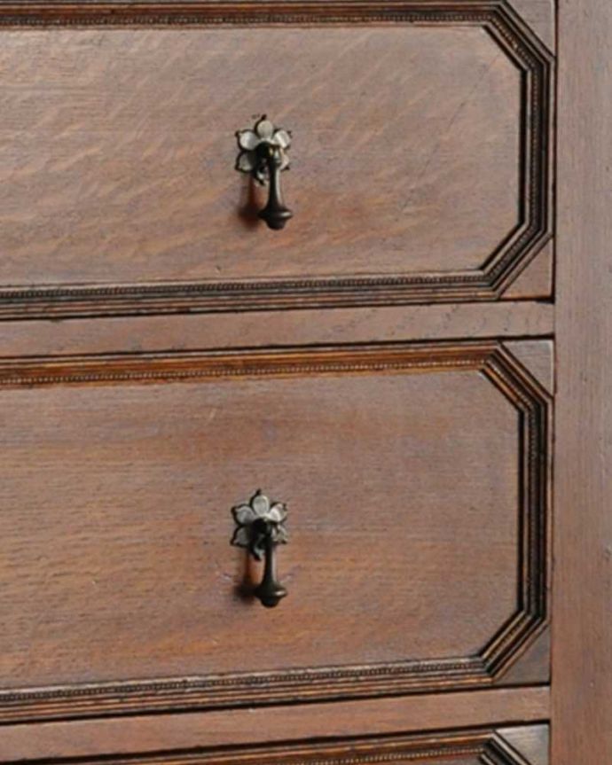 アンティークのチェスト　アンティーク家具　英国スタイルのインテリアに、アンティークオーク材の３段チェスト。アンティークらしい取っ手をそっと開くたびにときめきます。(q-995-f)