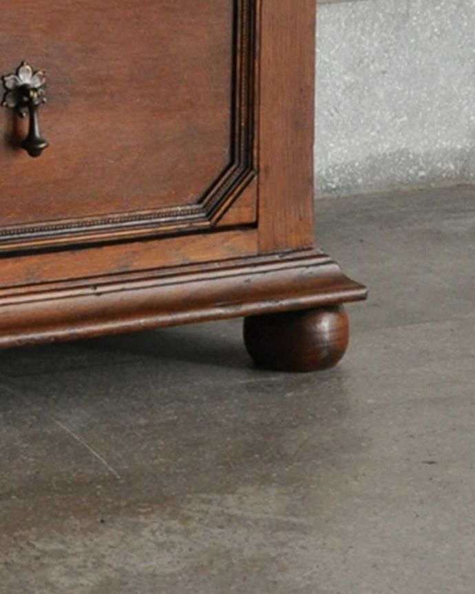 アンティークのチェスト　アンティーク家具　英国スタイルのインテリアに、アンティークオーク材の３段チェスト。脚のデザインまで凝っています。(q-995-f)