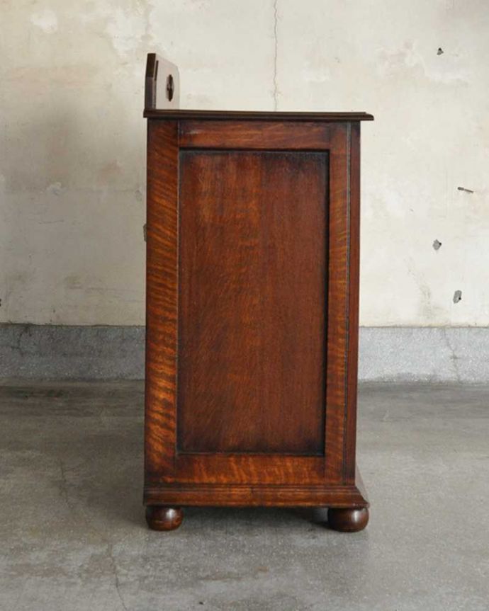 アンティークのチェスト　アンティーク家具　英国スタイルのインテリアに、アンティークオーク材の３段チェスト。サイドから見ても絵になります。(q-995-f)