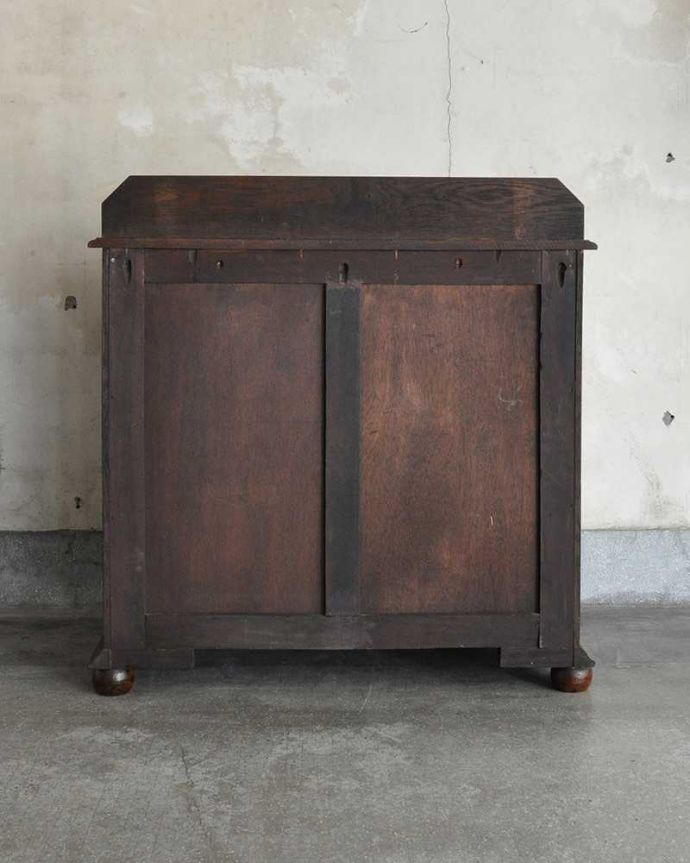 アンティークのチェスト　アンティーク家具　英国スタイルのインテリアに、アンティークオーク材の３段チェスト。アンティークは新品ではないので、もちろん経年変化によるキズはありますが、専門の職人が目立たないようキレイにお直しをしているので、後姿までキレイです。(q-995-f)