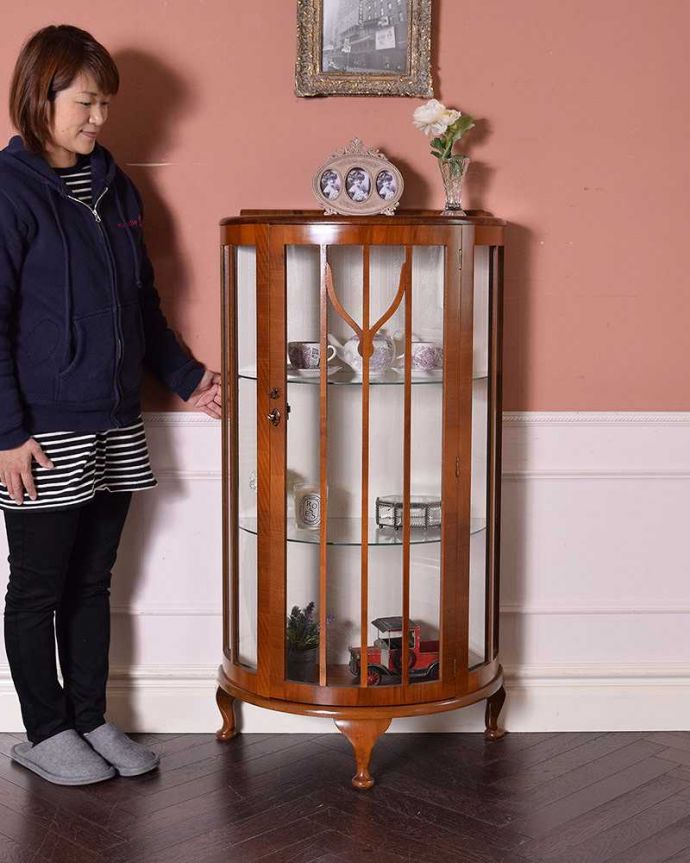 アンティークのキャビネット　アンティーク家具　ハーフムーンのイギリス家具、上品なアンティークのガラスキャビネット。本棚としてはもちろん、グラスや食器を並べて飾り棚としても素敵ですよ。(q-996-f)