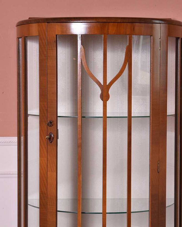 アンティークのキャビネット　アンティーク家具　ハーフムーンのイギリス家具、上品なアンティークのガラスキャビネット。どんなものを飾っても、素敵に見えてしまうキャビネット。(q-996-f)