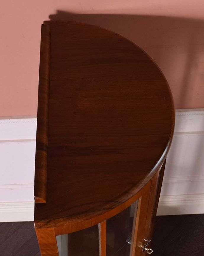 アンティークのキャビネット　アンティーク家具　ハーフムーンのイギリス家具、上品なアンティークのガラスキャビネット。天板もキレイにお直ししました。(q-996-f)